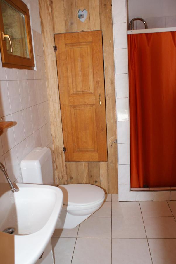 Rustikale Und Grosszuegige Ferienwohnung Kasperske Hory Esterno foto